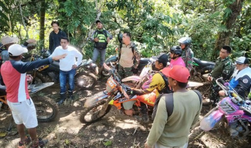 Letkol Inf. Awaloeddin bersama Bupati dan forkopimda Sidrap berdialog dengan warga dan komunitas trail saat meninjau jalan rusak di perbatasan Sidrap-Wajo