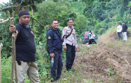 Kapolres Fantry bersama personel Polres Sidrap dan warga memantau lokasi pembukaan jalan baru di kawasan perbatasan Sidrap-Wajo, Sabtu (5/7/2025)
