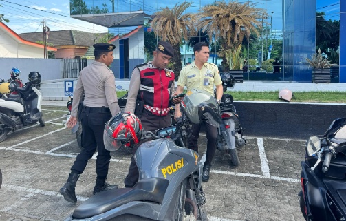 Personel Samapta Polres Sidrap bersiap melakukan patroli siang di area perkantoran