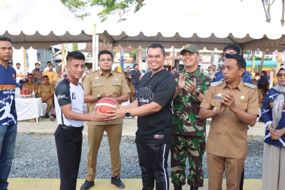 Kapolres Sidrap AKBP Dr. Fantry Taherong menyerahkan bola basket kepada peserta turnamen saat pembukaan Bupati Cup I 2025 di Maritengngae