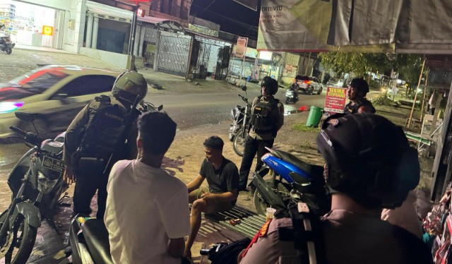 Polisi jajaran Polres Sidrap memeriksa sejumlah pemuda saat patroli malam KRYD di titik rawan premanisme wilayah Sidrap.