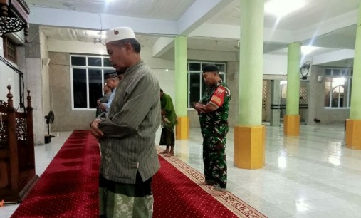 Babinsa Sidenreng Rappang ikut sholat berjamaah bersama warga dalam Safari Subuh di masjid wilayah binaan, Selasa pagi (8/7/2025)