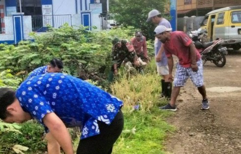 Babinsa Kelurahan Uluale bersama warga membersihkan saluran air tersumbat di Kecamatan Watang Pulu