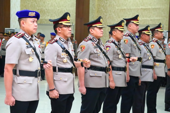 Pejabat baru Polda Sulsel mengikuti prosesi pelantikan yang dipimpin Kepala Kepolisian Daerah Sulsel di Aula Mappaodang.