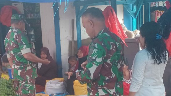 Babinsa Koramil 02 berdialog dengan pedagang di Pasar Amparita.