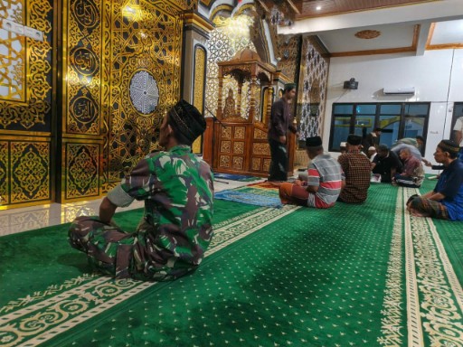 Babinsa Koramil Sidrap ikut shalat Subuh berjamaah bersama warga di masjid wilayah binaan.