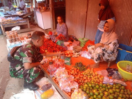 Babinsa Koramil 01/PL pantau harga sembako di Pasar Bilokka