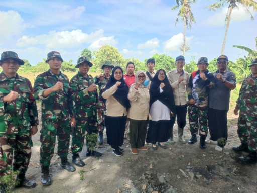 Danramil Maritengngae bersama warga dan personel TNI dalam kegiatan penanaman pohon di Desa Mojong.