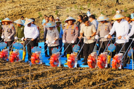 Kapolri Jenderal Polisi Drs. Listyo Sigit Prabowo pimpin penanaman jagung serentak di Indonesia.