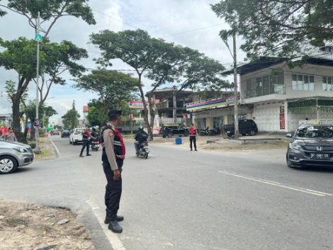 Personel Sat Sabhara Polres Sidrap menggelar patroli siang di jalan utama Kabupaten Sidenreng Rappang, Rabu (9/7/2025).