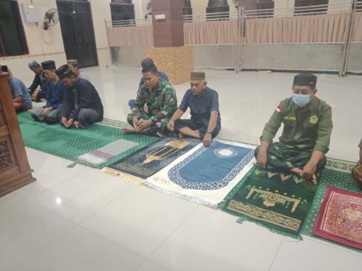 Personel Babinsa Sidrap melaksanakan Safari Subuh dan duduk berjamaah bersama warga di dalam masjid.