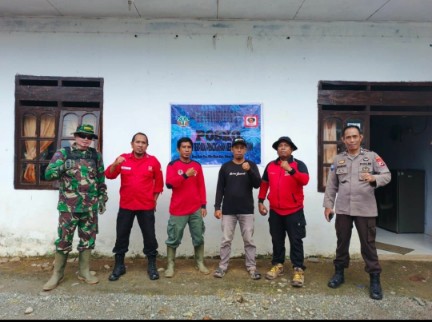 Babinsa Kelurahan Batu bersama tim Kementerian Kehutanan Wilayah I Sulawesi berfoto usai patroli batas kawasan hutan lindung di Sidrap.