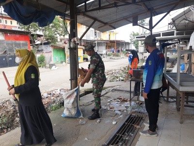 Personel Koramil 05/Dua Pitue bersama warga dan staf pemerintah bersihkan area Pasar Tanru Tedong di Sidrap.