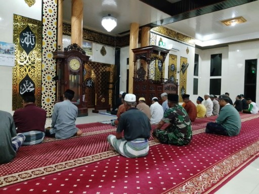 Personel Babinsa jajaran Koramil salat subuh berjamaah bersama warga di masjid wilayah binaan.