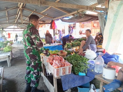 Babinsa Kelurahan Lancirang memantau harga bahan pokok di Pasar Tradisional Lancirang, Sidrap.