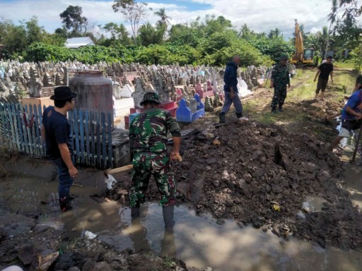 Personel Koramil 07/Baranti dan warga membersihkan selokan di area pekuburan Callaccu, Baranti.