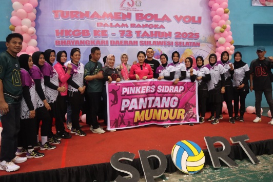 AKBP Dr. Fantry memberi semangat kepada tim Bhayangkari Sidrap usai pertandingan pembuka voli HKGB ke-73 di GOR Sudiang.