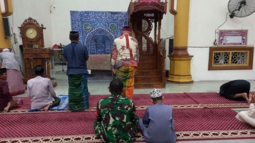 Babinsa Koramil Sidrap ikut shalat subuh berjamaah bersama warga di masjid wilayah binaan.