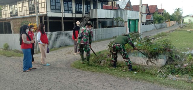 Babinsa Koramil 02/Tellu Limpoe bersama mahasiswa dan warga membersihkan saluran air di Kelurahan Arateng, Sidrap.