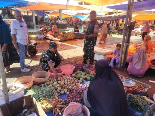 Babinsa Koramil 07 Baranti mencatat harga sembako sambil berdialog dengan pedagang di Pasar Sentral Baranti, Sidrap.