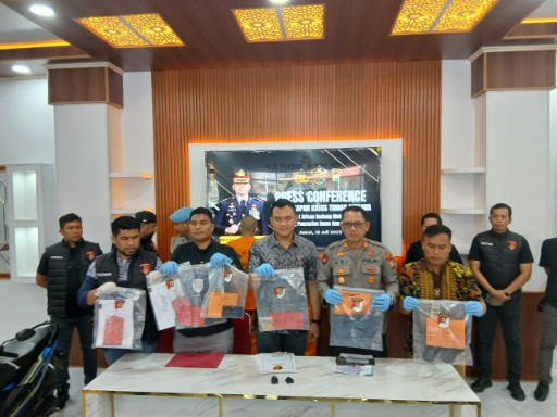 Petugas Kepolisian Resor Sidrap memamerkan barang bukti dalam konferensi pers pengungkapan kasus arisan online fiktif, pencurian emas, dan sepeda motor.