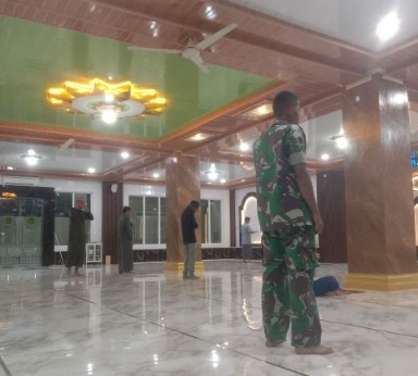 Personil Babinsa Kodim 1420 Sidrap gelar Safari Subuh di masjid wilayah binaan.