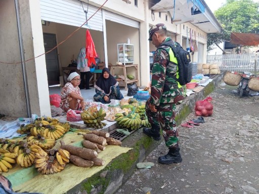 Babinsa Lancirang berdialog dengan pedagang pasar tradisional saat memantau harga bahan pokok.