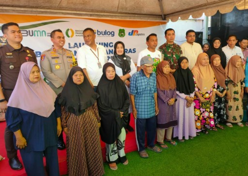 Dandim 1420 Sidrap bersama Forkopimda dan warga penerima manfaat saat launching bantuan pangan CPP di Sidrap.