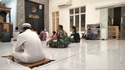 Anggota Babinsa Kodim 1420 Sidrap mengikuti salat subuh berjamaah bersama warga di masjid wilayah binaan.