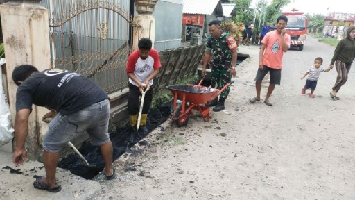 Babinsa Panca Rijang dan warga bergotong royong membersihkan selokan yang dipenuhi lumpur dan sampah di Kelurahan Macorawalie, Sidrap.