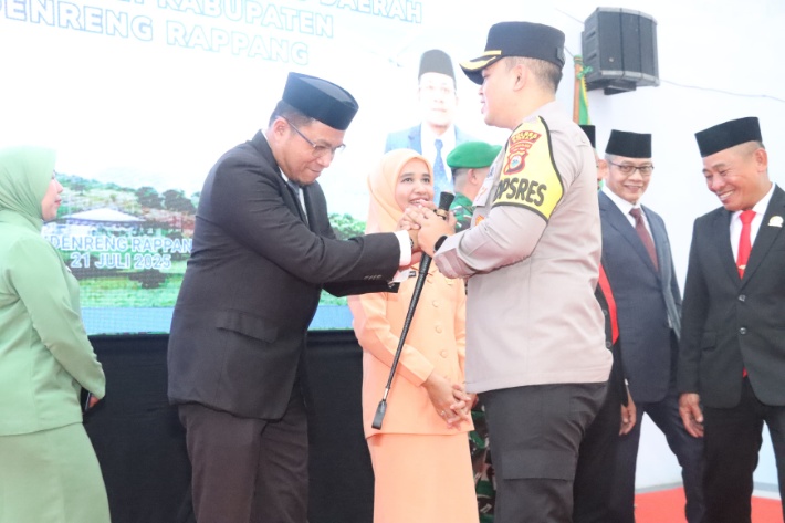 Kapolres Sidrap Fantry Taherong memberikan ucapan selamat kepada Sekda Sidrap Andi Rahmat Saleh usai pelantikan.