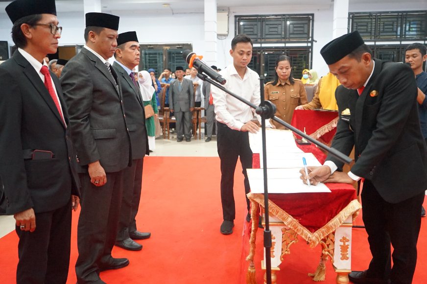 Syaharuddin Aktif menandatangani dokumen pelantikan Dewan Pengawas dan Direksi Perumda Tirta Saromase di Aula SKPD Sidrap.