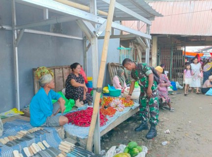 Babinsa Koramil Tellu Limpoe memantau harga sembako di lapak pedagang Pasar Tradisional Amparita, Sidrap.