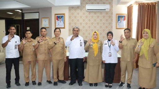 Kakanwil Kemenkumham Sulsel Daniel Rumsowek berfoto bersama Wakil Bupati Sidrap dan jajaran pemerintah daerah usai pertemuan strategis di kantor bupati.