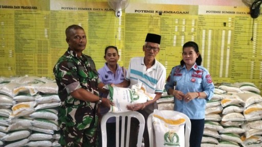 Babinsa Kodim 1420/Sidrap menyerahkan langsung bantuan beras kepada warga di Kabupaten Sidrap.