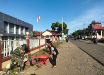Danramil 01/Panca Lautang pimpin karya bakti bersih lingkungan jelang HUT RI ke-80.