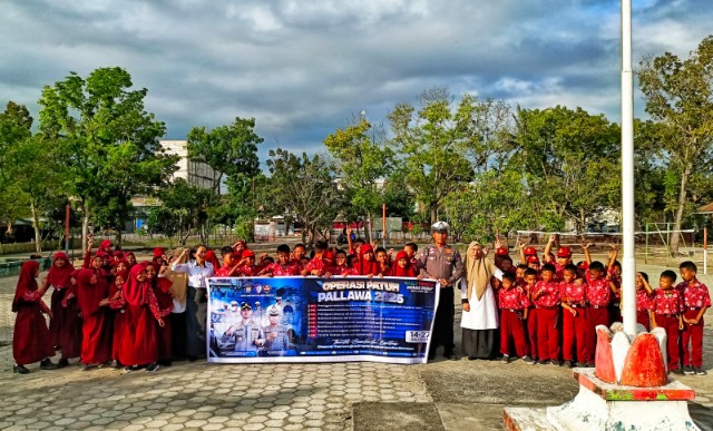 Petugas Sat Lantas Polres Sidrap berfoto bersama pelajar usai sosialisasi Operasi Patuh Pallawa 2025 di Stadion Ganggawa.