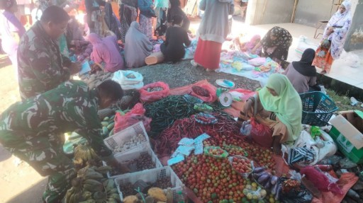 Dua Babinsa Koramil 1420-07 Baranti memantau harga bahan pokok di Pasar Sentral Baranti, Sidenreng Rappang.