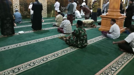 Babinsa Kodim Sidenreng Rappang mengikuti salat subuh berjamaah di masjid bersama warga.