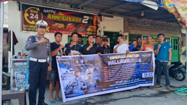 Petugas Satlantas Polres Sidenreng Rappang bersama kurir menggelar edukasi Operasi Patuh 2025.