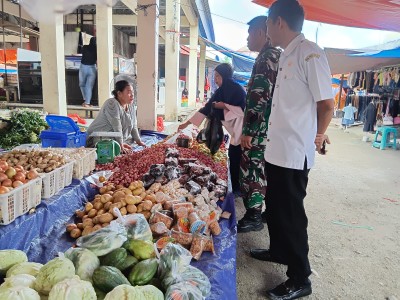 Babinsa Koramil Dua Pitue memantau harga sembako di Pasar Tradisional Lancirang.