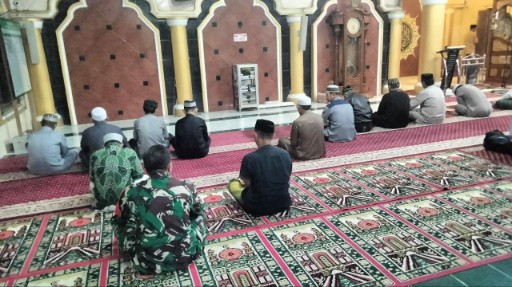 Personil Babinsa Sidrap ikut shalat subuh berjamaah bersama warga di masjid.