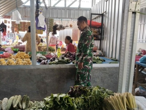 Babinsa Koramil 04/WP pantau harga bahan pokok di Pasar Lawawoi.