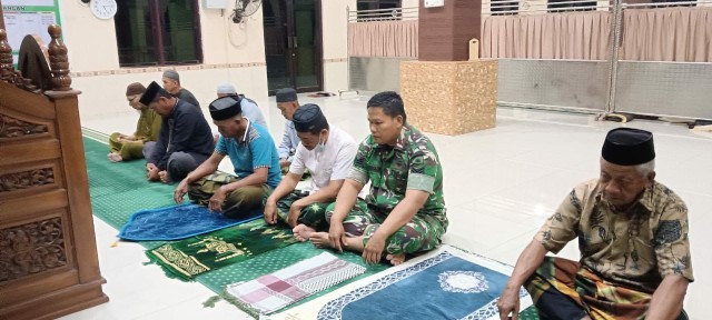 Babinsa Kodim 1420/Sdp ikut shalat subuh berjamaah bersama warga.