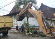 Babinsa Kel. Baranti Kawal Pengerukan Drainase Antisipasi Banjir