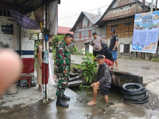 Babinsa Kel. Baranti pantau pengerukan drainase cegah banjir.