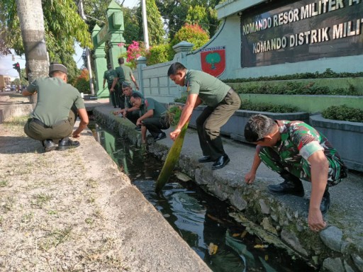 Kapok Tuud Kodim 1420/Sidrap memimpin prajurit bersihkan saluran air di depan kantor Kodim.