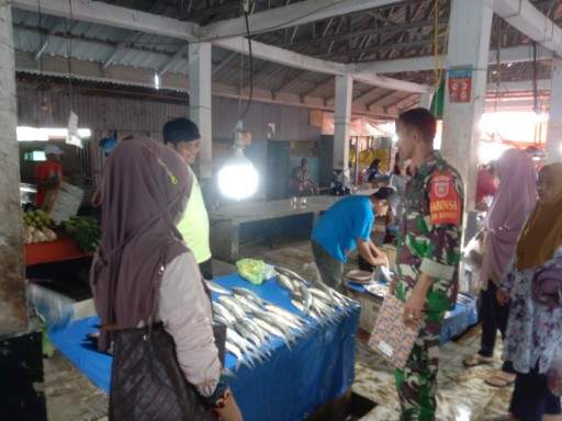 Babinsa Panca Lautang memantau harga ikan di pasar tradisional Bilokka.