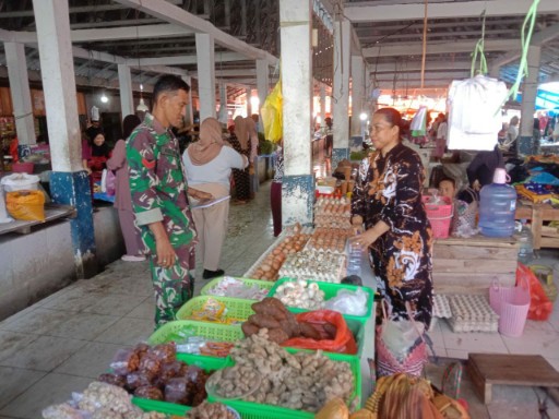 Babinsa Panca Lautang Cek Harga Sembako,  Ini Temuannya!