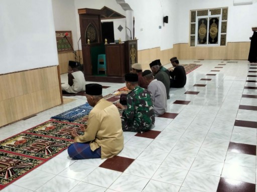 Babinsa bersama warga melaksanakan Salat Subuh berjamaah di masjid.